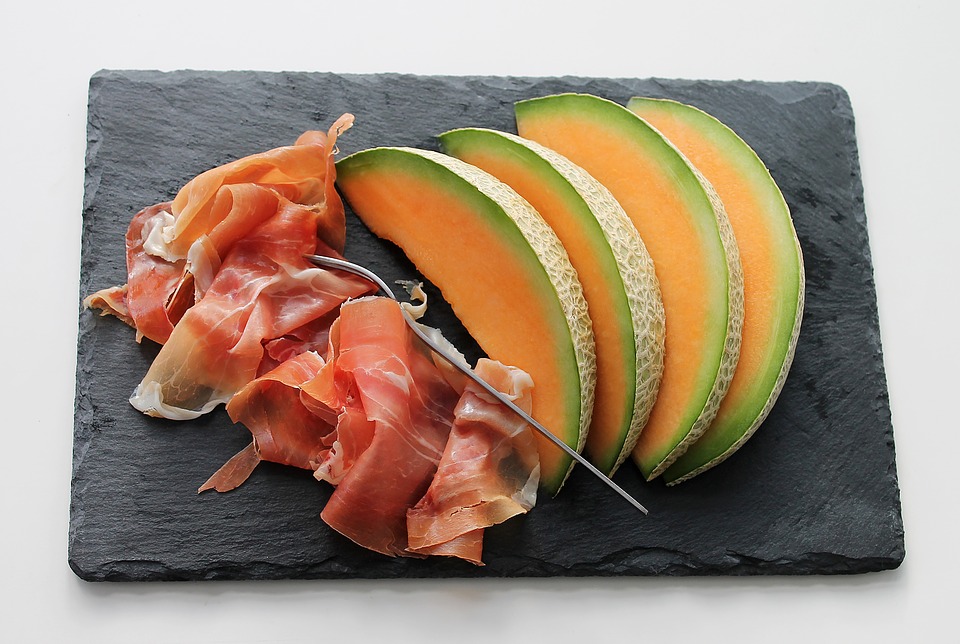 Melon et jambon cru, une association gourmande pour un apéritif estival