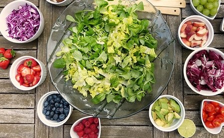 Manger des crudités ou des fruits en début de repas permet de se faire plaisir sans grossir.