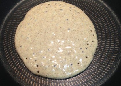 Pour que le pancake sarrasin reste moelleux, retournez-le dès que des bulles apparaissent à la surface.