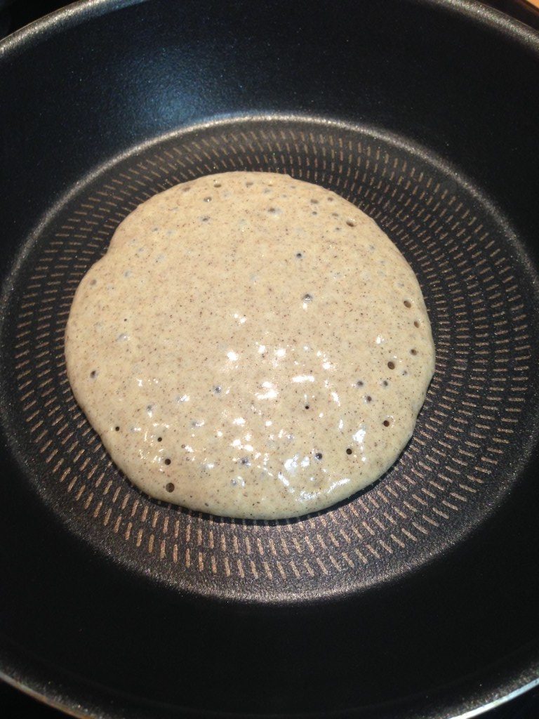 Pour que le pancake sarrasin reste moelleux, retournez-le dès que des bulles apparaissent à la surface.